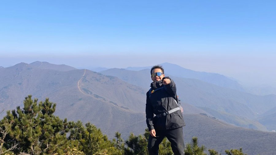 阿豪在山间的个人照片